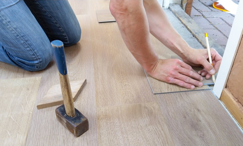 floor-flooring-hand-man-138894